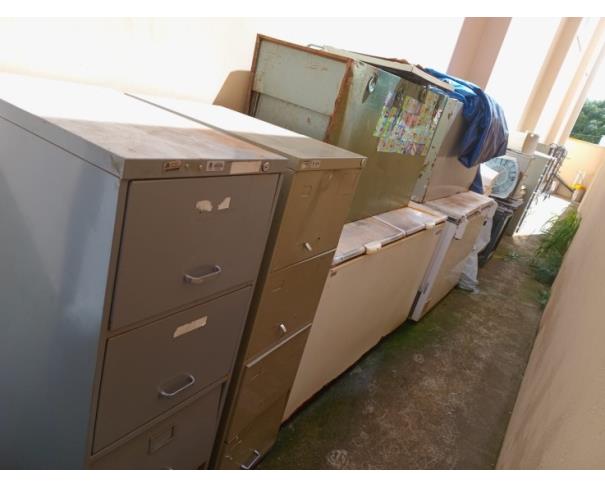 Foto de LOTE CONTENDO EQUIPAMENTO INDUSTRIAL E MOBILIÁRIOS, TAIS COMO: CADEIRAS ESCOLARES, ARMÁRIO DE AÇO, FREEZER, FREEZER INDUSTRIAL VERTICAL EM INOX, ENTRE OUTROS, NO ESTADO EM QUE SE ENCONTRA.