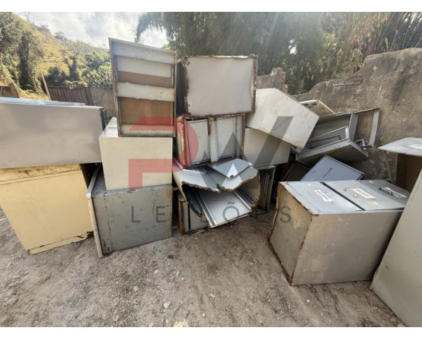 Foto de LOTE CONTENDO SUCATA DE  DIVERSOS BENS, TAIS COMO: MADEIRAS, ARMÁRIOS, COLCHONETES, CADEIRAS, MESAS ESCOLARES, EXTINTORES, VENTILADORES, CADEIRAS DE RODAS, MACAS, BALANÇAS, ENTRE OUTROS, NO ESTADO EM QUE SE ENCONTRAM.