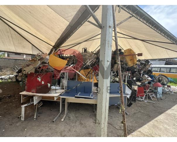Foto de LOTE CONTENDO SUCATA DE CADEIRAS E MESAS, NO ESTADO EM QUE SE ENCONTRA