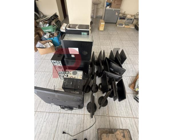 Foto de LOTE CONTENDO SUCATA DE DIVERSOS BENS, TAIS COMO: INFORMÁTICA, FREEZER VERTICAL, BEBEDOURO, AR-CONDICIONADO, ENTRE OUTROS, NO ESTADO EM QUE SE ENCONTRAM.
