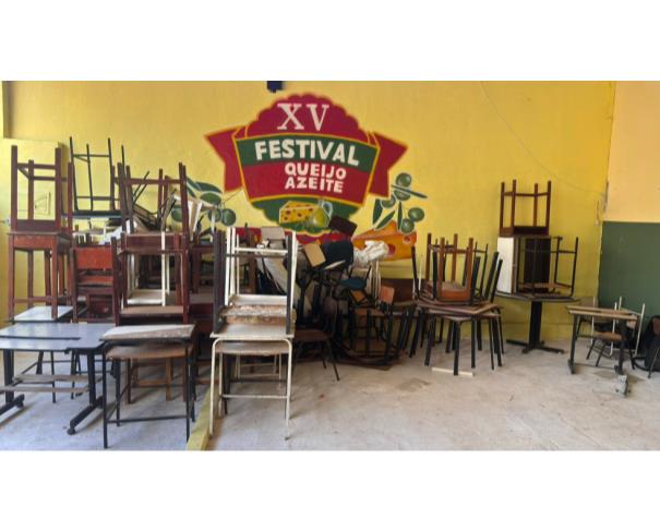 Foto de LOTE CONTENDO EQUIPAMENTOS ESCOLARES, TAIS COMO: CADEIRAS, MESAS, ENTRE OUTROS, NO ESTADO EM QUE SE ENCONTRA.
