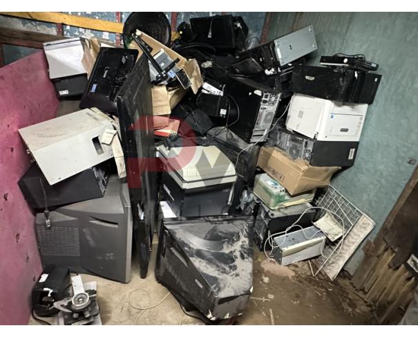 Foto de LOTE CONTENDO SUCATA DE MATERIAIS DE INFORMÁTICA (CPUS, MONITORES, IMPRESSORAS, ESTABILIZADORES, TELEVISOR E TELEFONES), NO ESTADO EM QUE SE ENCONTRA.