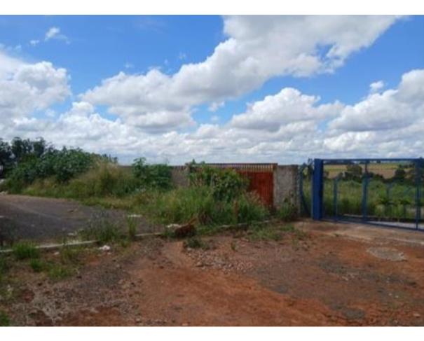 Foto de Lote nº 12, Quadra nº 06, situado na Rua Araxá, no loteamento denominado Distrito Industrial, Araxá/MG, com área de 1.642,00m², matriculado sob nº 19.533 no Registro de Imóveis de Araxá.