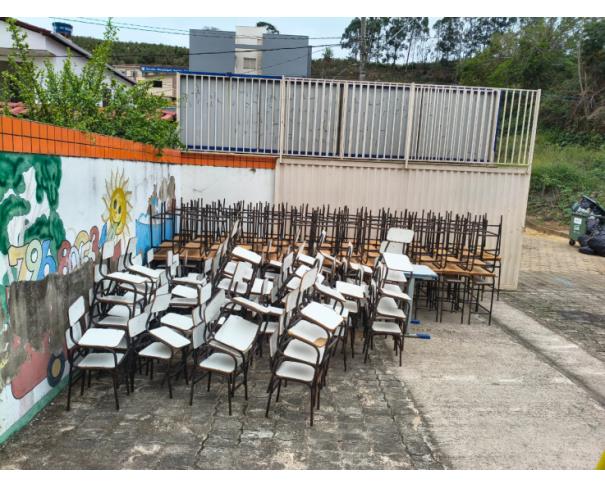 Foto de LOTE CONTENDO MESAS E CADEIRAS ESCOLARES, NO ESTADO EM QUE SE ENCONTRAM.