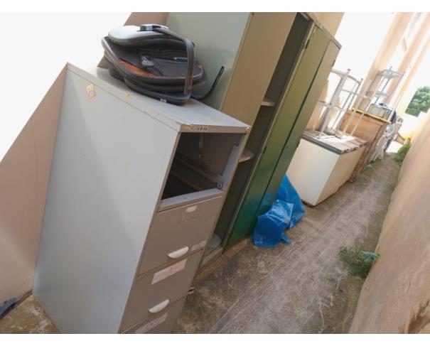 Foto de LOTE CONTENDO EQUIPAMENTO INDUSTRIAL E MOBILIÁRIOS, TAIS COMO: CADEIRAS ESCOLARES, ARMÁRIO DE AÇO, FREEZER, FREEZER INDUSTRIAL VERTICAL EM INOX, ENTRE OUTROS, NO ESTADO EM QUE SE ENCONTRA.