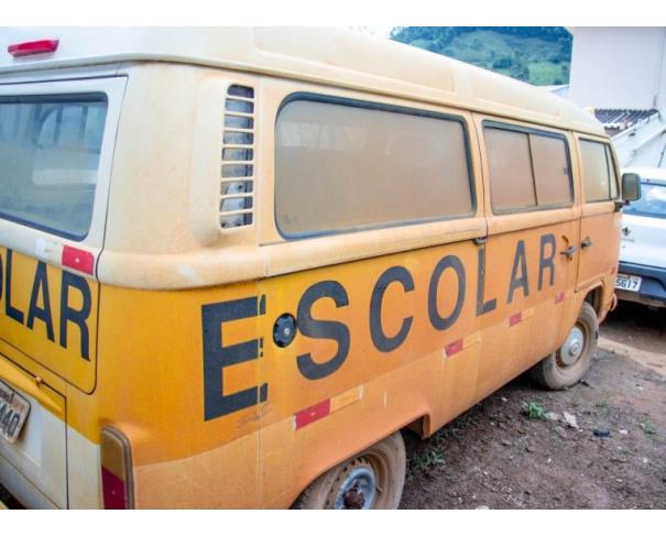 Foto de PAS/MICROONIBUS KOMBI ESCOLAR, ALCOOL/GASOLINA, BRANCA, 15 L, 2012/2013, PLACA: HLF-9440, RENAVAM: 476074789, CHASSI: 9BWMF07X0DP002823, NO ESTADO EM QUE SE ENCONTRA