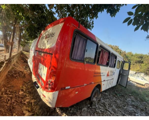 Foto de ONIBUS, M.BENZ/MASCA GRANMICRO O, BRANCA, 2018/2019, DIESEL, CHASSI: 9BM979277KB089816, RENAVAM: 01200042775, NO ESTADO EM QUE SE ENCONTRA. OBS: IMPEDIMENTO ADM.DANO MEDIA MONTA