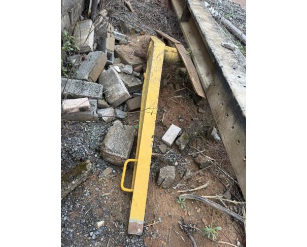 Foto de LOTE CONTENDO SUPORTE DA CONCHA DIANTEIRA (H) PARA RETROESCAVADEIRA RANDON, NO ESTADO EM QUE ENCONTRA.
