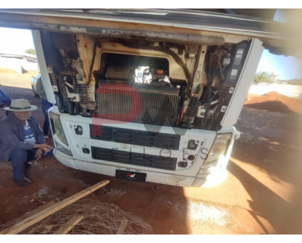 Foto de CAMINHÃO TRATOR VOLVO/FH 440 6X2 T, DIESEL, BRANCA, 2009/2010, CHASSI: ...51688, NO ESTADO EM QUE SE ENCONTRA.