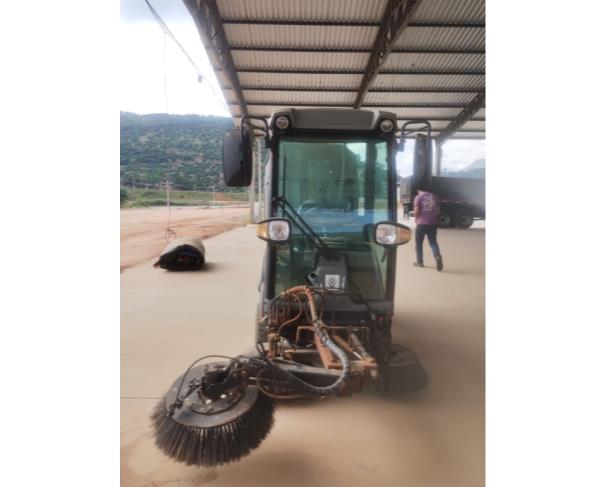 Foto de LOTE CONTENDO MÁQUINA VARREDEIRA KARCHER PROFISSIONAL MC 50, NO ESTADO EM QUE SE ENCONTRA.