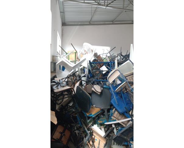 Foto de LOTE CONTENDO EQUIPAMENTO INDUSTRIAL E MOBILIÁRIOS, TAIS COMO: CADEIRAS ESCOLARES, ARMÁRIO DE AÇO, FREEZER, FREEZER INDUSTRIAL VERTICAL EM INOX, ENTRE OUTROS, NO ESTADO EM QUE SE ENCONTRA.