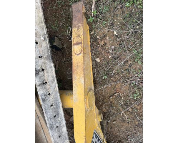 Foto de LOTE CONTENDO SUPORTE DA CONCHA DIANTEIRA (H) PARA RETROESCAVADEIRA RANDON, NO ESTADO EM QUE ENCONTRA.