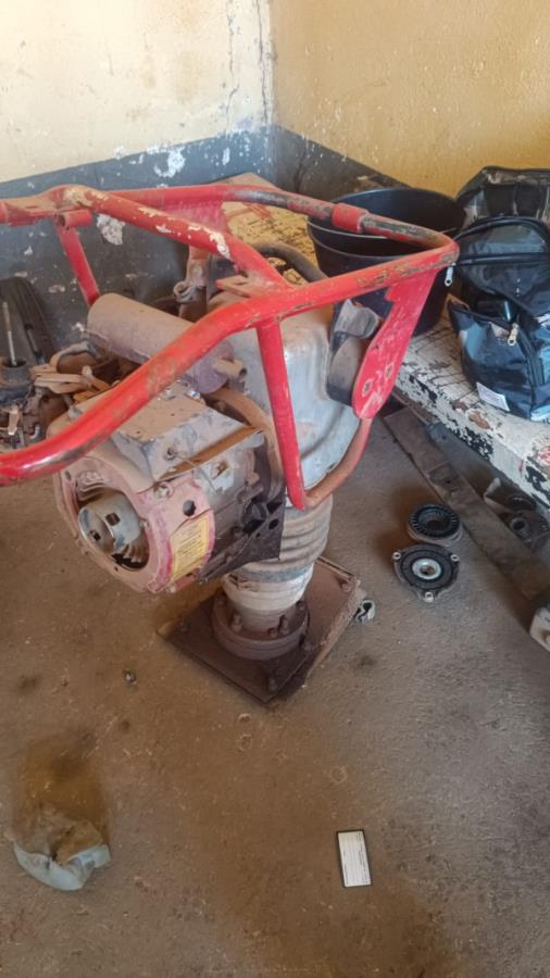 Foto de LOTE CONTENDO COMPACTADOR, NO ESTADO EM QUE SE ENCONTRA.