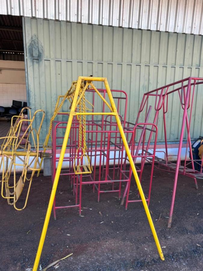 Foto de LOTE CONTENDO SUCATA DE BRINQUEDOS DE PARQUE INFANTIL E CAMA ELÁSTICA, NO ESTADO EM QUE SE ENCONTRA.