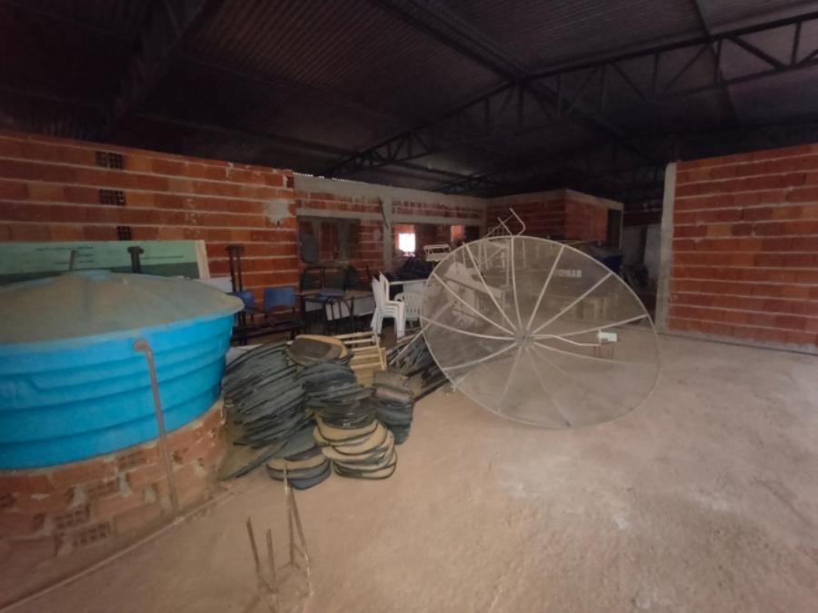 Foto de LOTE CONTENDO SUCATA DE DIVERSOS MATERIAIS TAIS COMO: MESAS, CADEIRAS ESCOLARES, CADEIRAS DE PLÁSTICO, CADEIRAS DE ESCRITÓRIO, ANTENA, MACAS, DIVISÓRIAS DE MADEIRA, PORTAS, ARMÁRIOS DE AÇO, LUMINÁRIAS, FOGÃO INDUSTRIAL, FREEZER VERTICAL, FREEZER HORIZONT