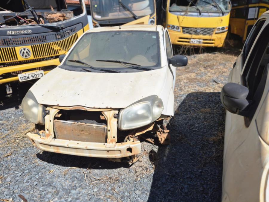 Foto de AUTOMOVEL FIAT/UNO VIVACE 1.0, ALCOOL/GASOLINA, BRANCA, 2012/2013, CHASSI: 9BD195152D0404950, RENAVAM: 00490590233, NO ESTADO EM QUE SE ENCONTRA.