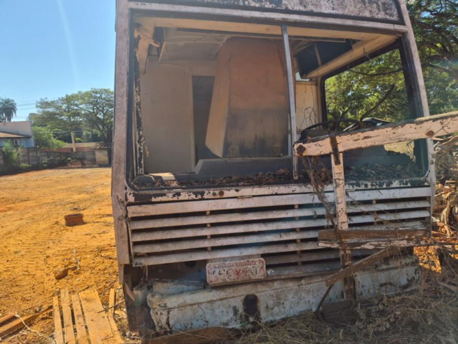 Foto de SUCATA DE ÔNIBUS OF 1315, ANTIGA PLACA: KSO-7805, NO ESTADO EM QUE SE ENCONTRA.