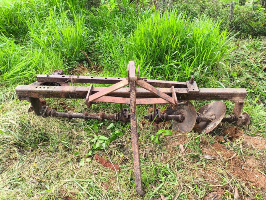 LOTE CONTENDO CHASSI DE GRADE NIVELADORA, NO ESTADO EM QUE SE ENCONTRA.