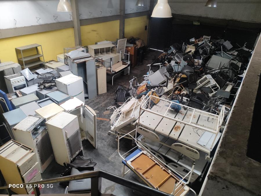 Lote Composto por Sucata De: Camas Elétricas, Eletrodomésticos, Mobiliários…
