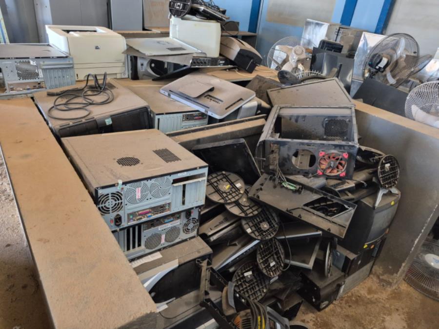 Foto de LOTE CONTENDO SUCATAS DE INFORMÁTICA, ELETRÔNICOS (COMPUTADORES, MONITORES, IMPRESSORAS, ELETRÔNICOS), ELETRODOMESTICOS (GELADEIRA, VENTILADORES, EXAUSTOR, BEBEDOUROS, FOGÕES, TV), DENTRE OUTROS, NO ESTADO EM QUE SE ENCONTRAM.