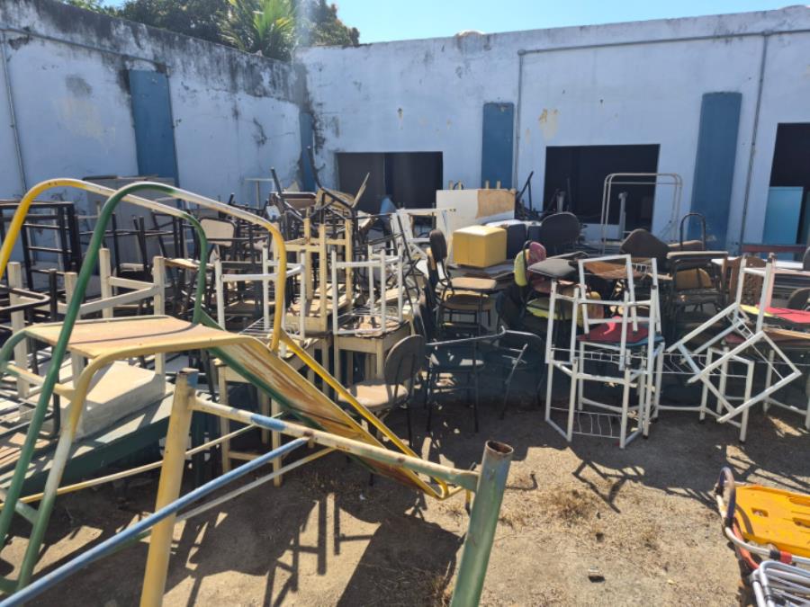 Foto de LOTE CONTENDO SUCATAS DIVERSAS, MOBILIÁRIO (CADEIRAS, ARMÁRIOS) EQUIPAMENTOS DIVERSOS, HOSPITALARES, DENTRE OUTROS, NO ESTADO EM QUE SE ENCONTRAM.