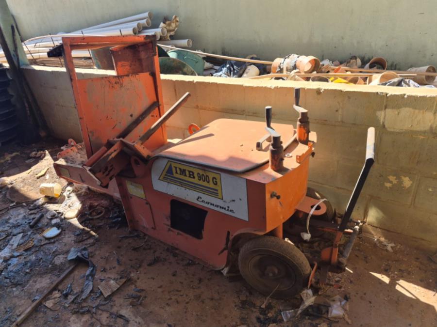Foto de LOTE CONTENDO MÁQUINA DE MEIO-FIO (PAVIMENTAÇÃO/ACABAMENTO DE CONCRETO), MODELO IMB 900 G ECONOMIC, NO ESTADO EM QUE SE ENCONTRA.