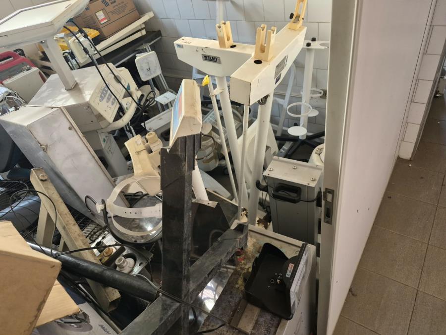 Lote Composto por Sucata De: Material Hospitalar, Mobiliários…