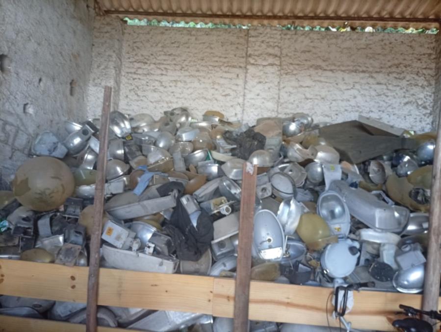 LOTE CONTENDO LUMINÁRIAS, NO ESTADO EM QUE SE ENCONTRA.