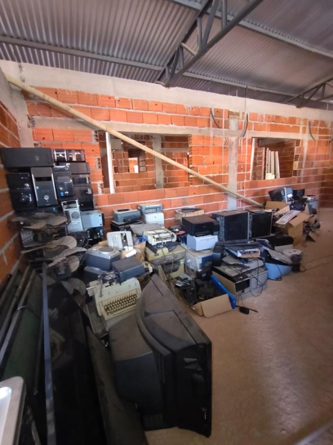 Foto de LOTE CONTENDO SUCATA DE ITENS DE INFORMÁTICA, NO ESTADO EM QUE SE ENCONTRAM.
