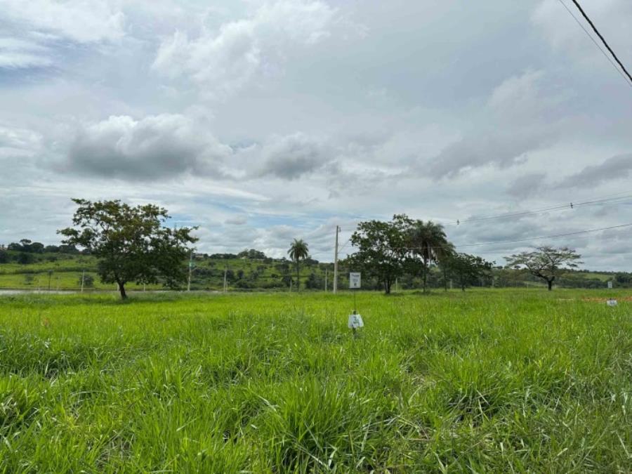 Chácara 32, Quadra 04, do Chacreamento Espelho D’Água, situada na Rua F, em Abaeté/MG, com área de 1.000,00 m², matrícula nº 29.063 do CRI de Abaeté/MG.