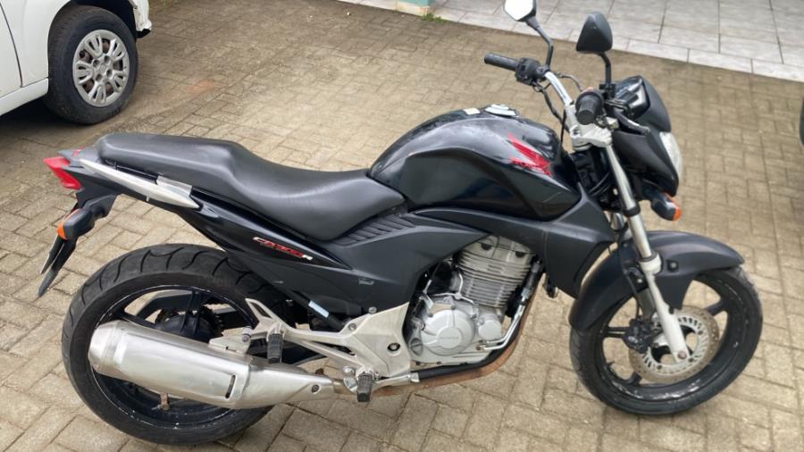 Foto de MOTOCICLE HONDA/CB 300R, GASOLINA, PRETA, 2011/2011, NO ESTADO EM QUE SE ENCONTRA.