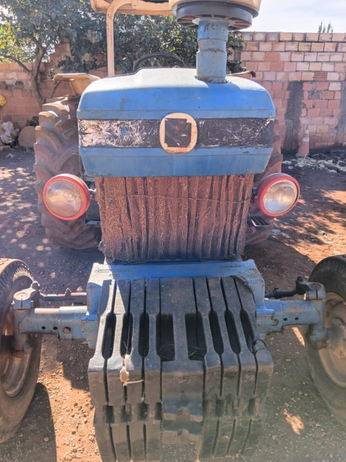 Foto de TRATOR FORD 5630, AZUL, ANO 1998, NO ESTADO EM QUE SE ENCONTRA.