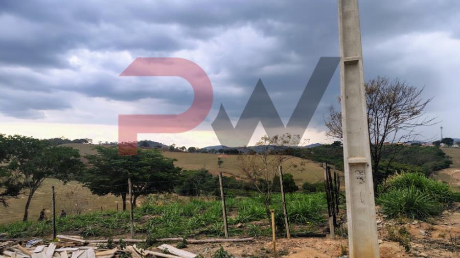LOTE S/N, QUADRA 02, LOTEAMENTO NASCER DO SOL, CRUCILÂNDIA - MG, SITUADO À RUA GERALDO DE SOUZA GONÇALVES, S/N, ESQUINA COM A RUA ALCIDES FERREIRA DE SOUZA, BAIRRO SOLEDADE. ÁREA TERRANO: 406,69 M². MATRÍCULA 19.163 CRI DE BONFIM - MG. Pref, localizado em Crucilândia - MG, bairro Soledade