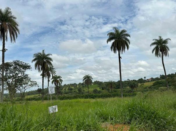 Chácara 06, Quadra 06, localizada na Rua F, no Chacreamento Espelho D’Água, em Abaeté/MG, com área total de 1.000,00 m², matrícula nº 29.110 do CRI de Abaeté/MG.