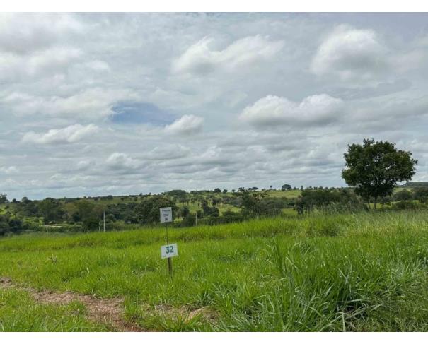 Chácara 32, Quadra 07, localizada na Rua G, no Chacreamento Espelho D’Água, em Abaeté/MG, com área total de 1.000,00 m², matrícula nº 29.170 do CRI de Abaeté/MG.